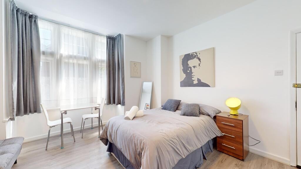 Flat Park Avenue in Greater London