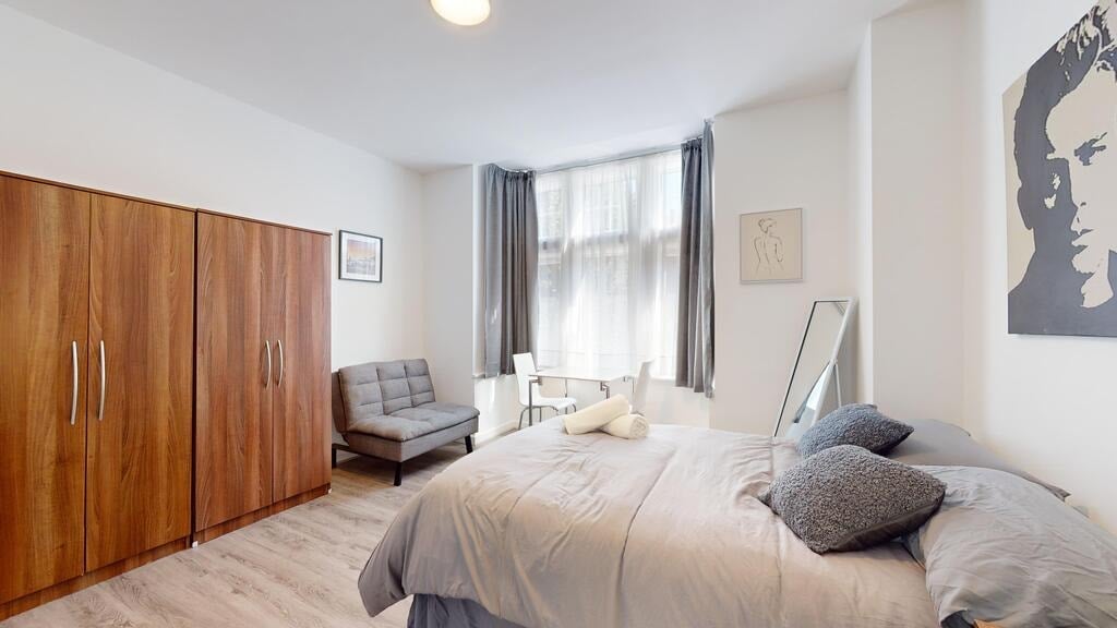 Flat Park Avenue in Greater London