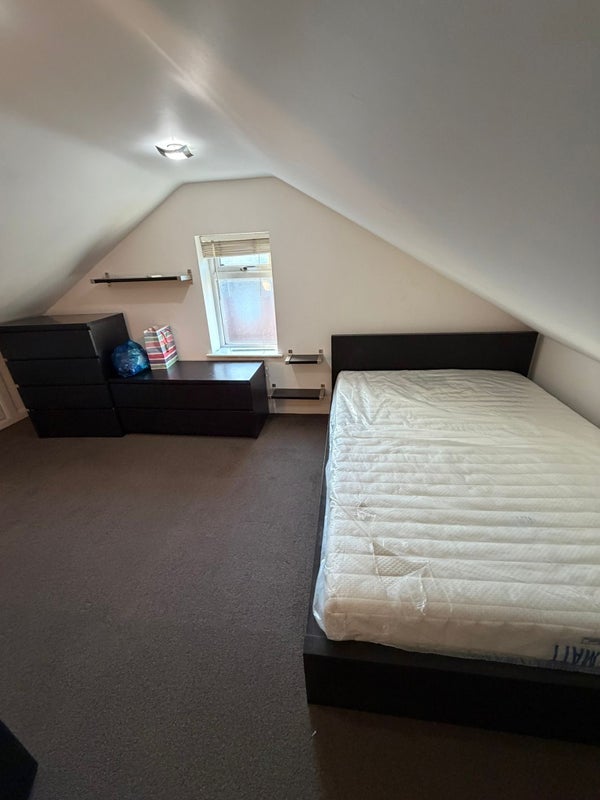 Room Severn Crescent in Slough