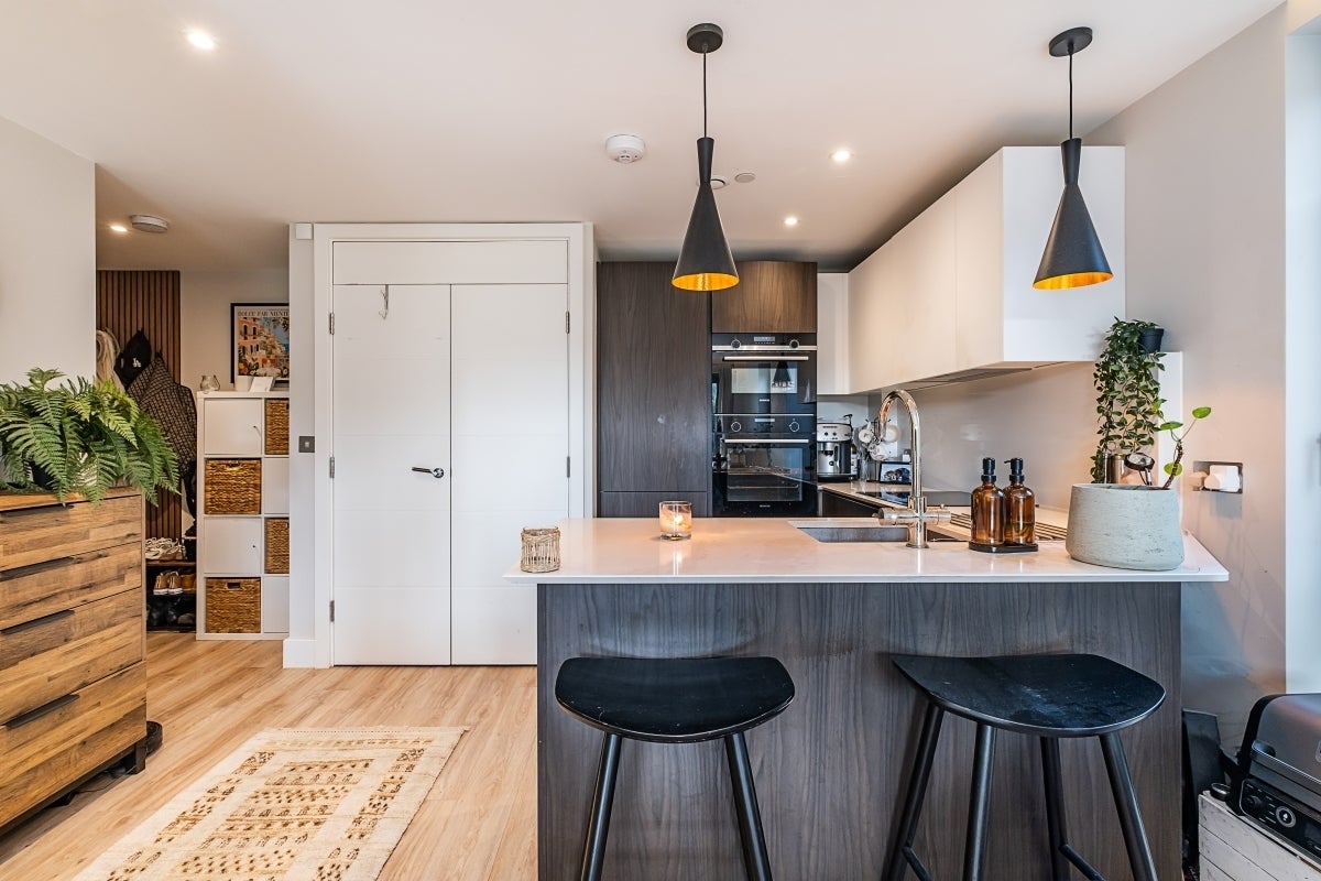 Flat Edna Road in Greater London