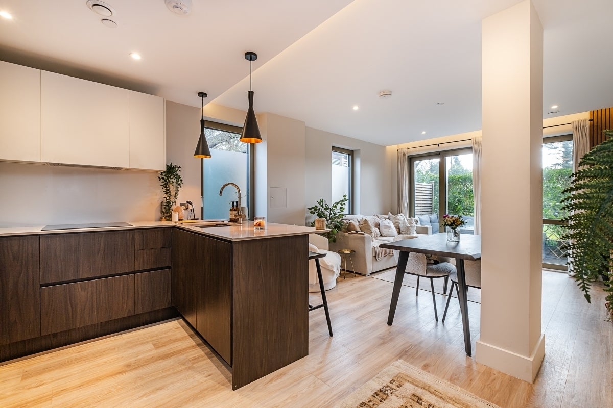 Flat Edna Road in Greater London