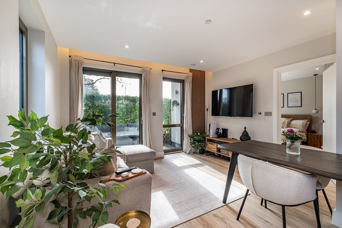 Flat Edna Road in Greater London