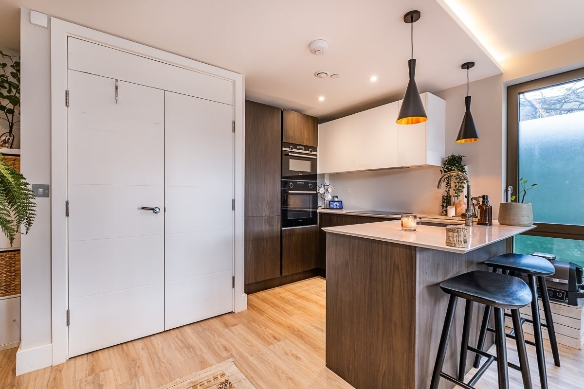 Flat Edna Road in Greater London