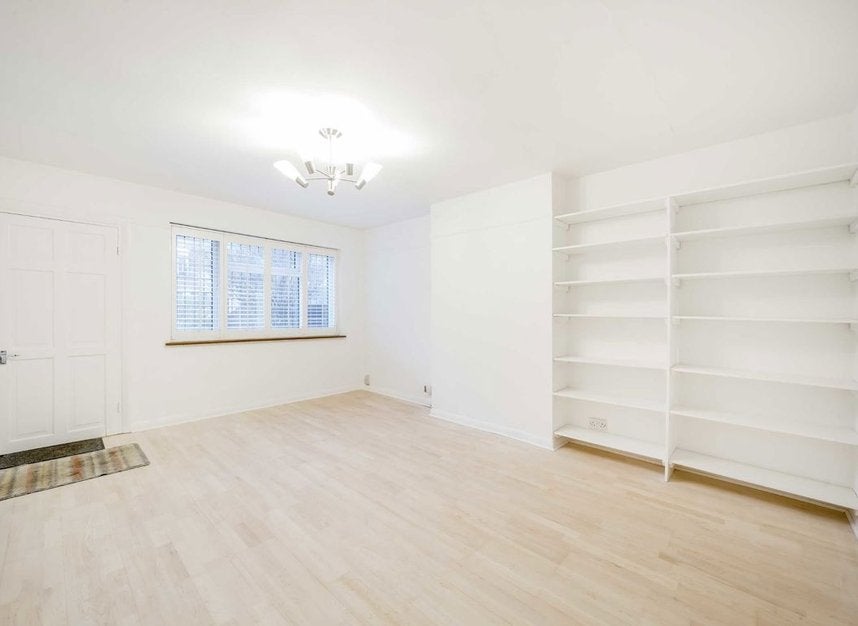 Flat Griffiths Road in Greater London