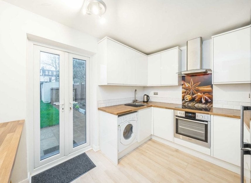 Flat Griffiths Road in Greater London