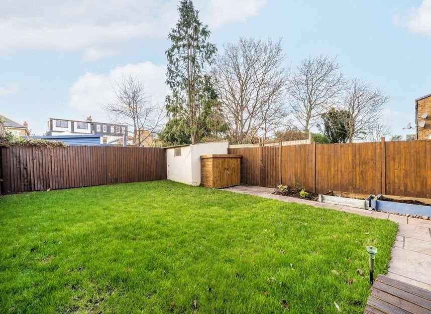 Flat Griffiths Road in Greater London