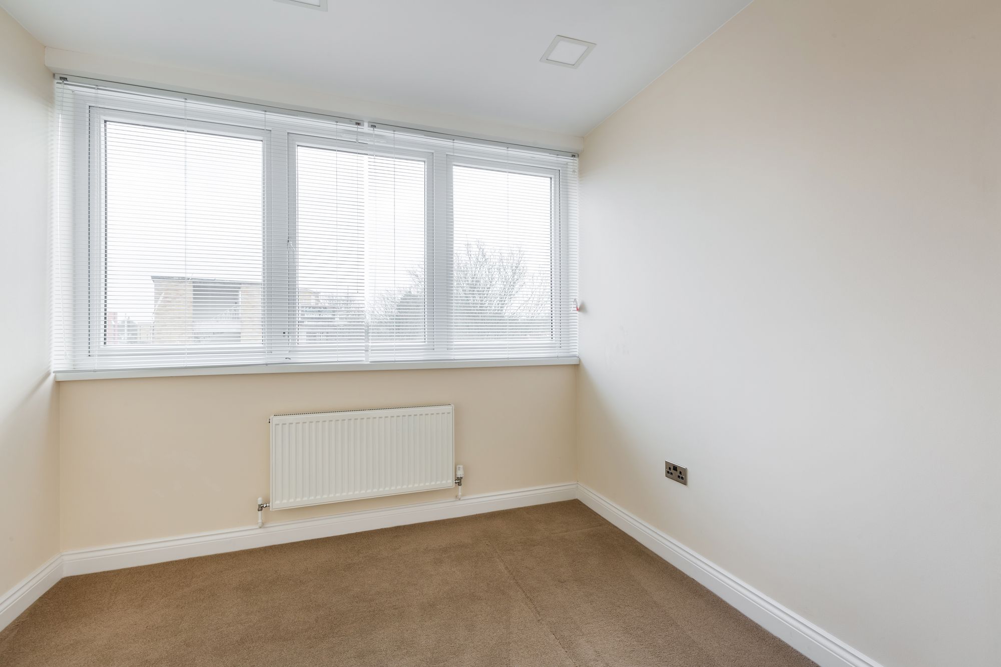 Flat Hackbridge Road in Greater London