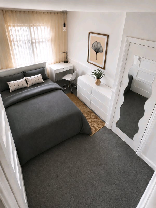 Room Station Road in Greater London