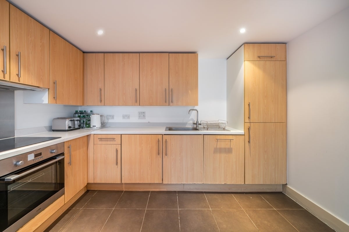 Flat Queenstown Road in Greater London