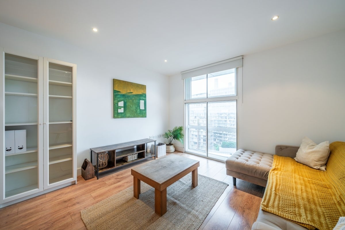 Flat Queenstown Road in Greater London