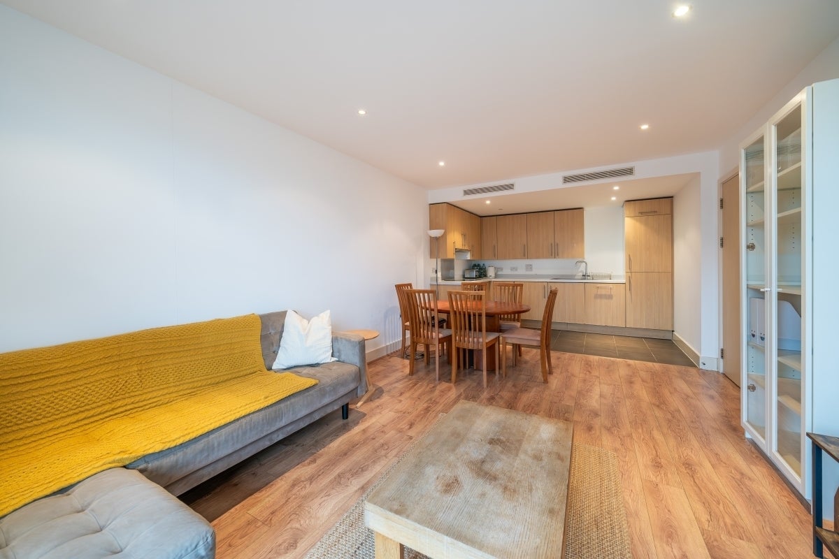 Flat Queenstown Road in Greater London