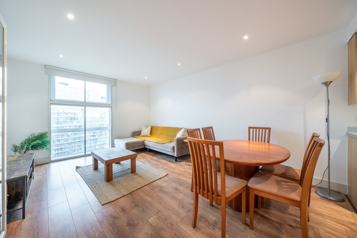 Flat Queenstown Road in Greater London