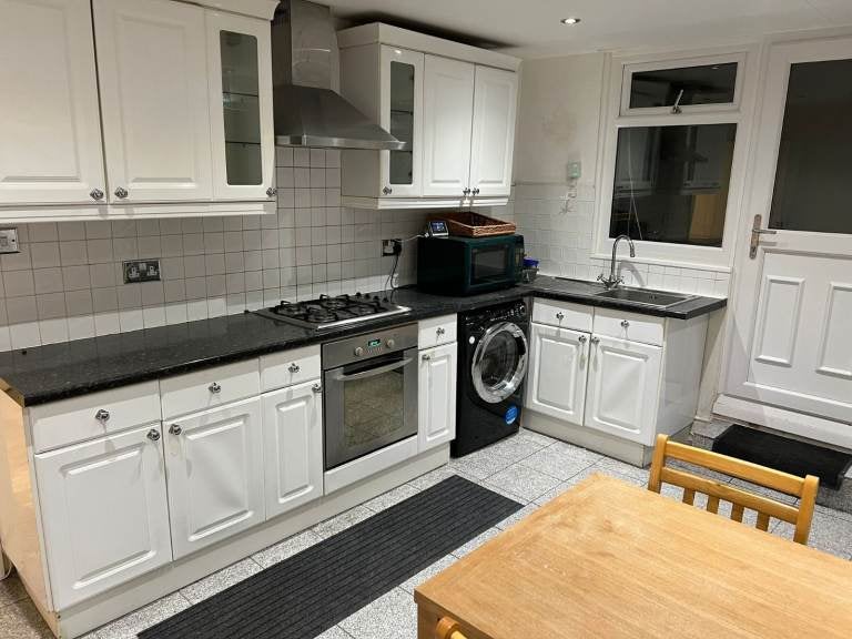 Flat Dunsmure Road in Greater London