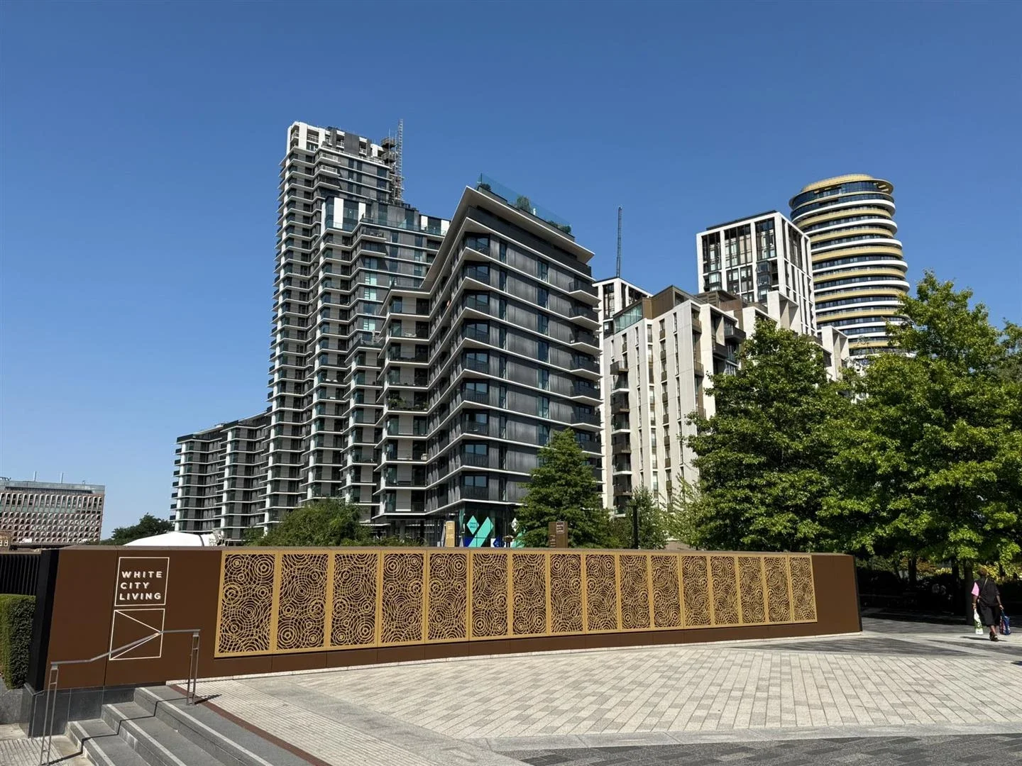 Flat Fountain Park Way in Greater London