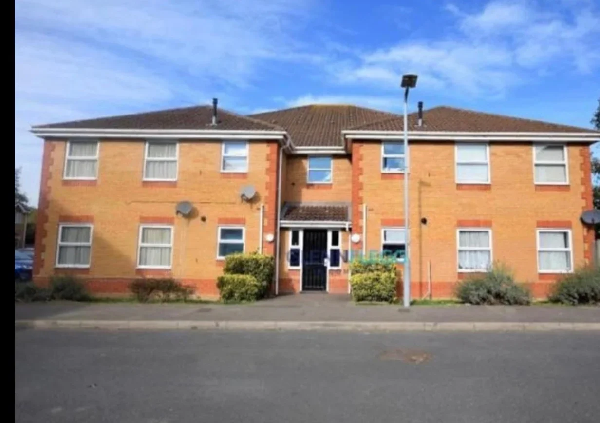 Flat Blunden Drive in Slough