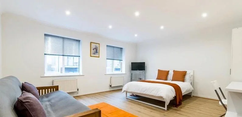 Flat Silvertown Way in Greater London