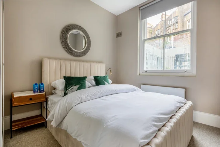 Flat Bakers Passage in Greater London