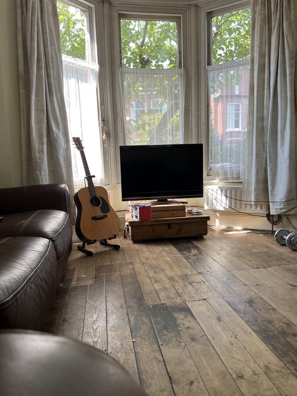 Room Fieldhouse Road in Greater London