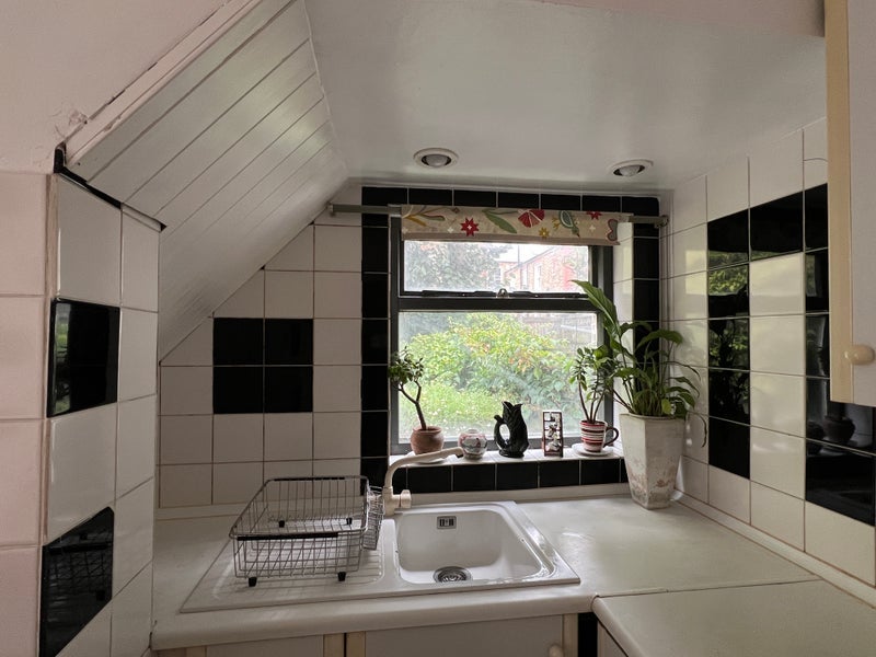 Room Fieldhouse Road in Greater London