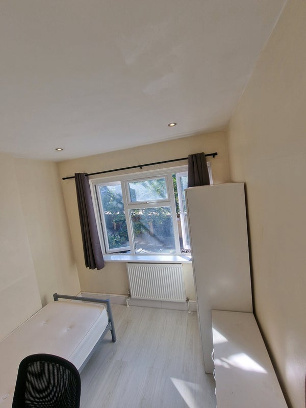 Room Buller Close in Greater London