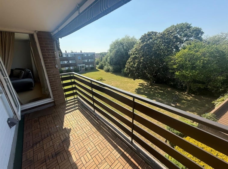 Flat Eastcote Lane in Greater London