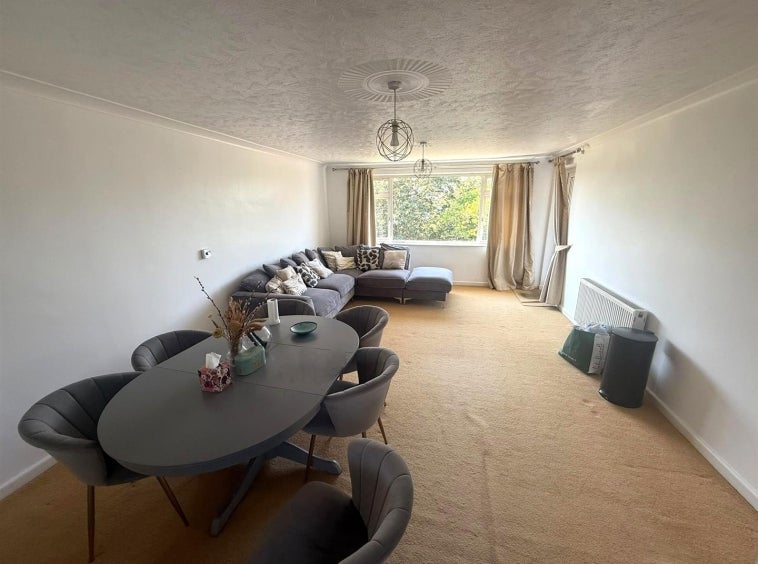 Flat Eastcote Lane in Greater London