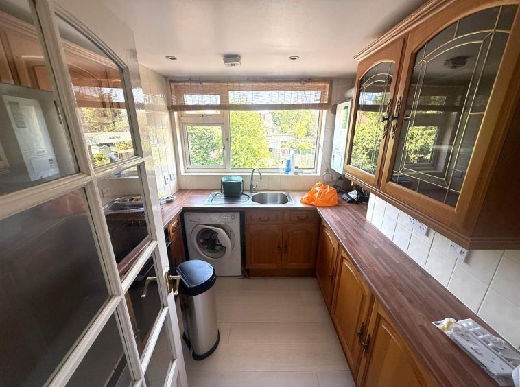 Flat Eastcote Lane in Greater London