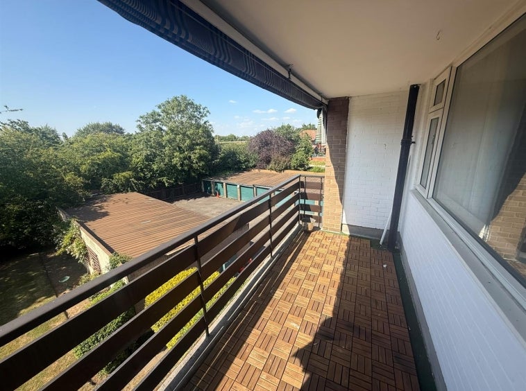 Flat Eastcote Lane in Greater London