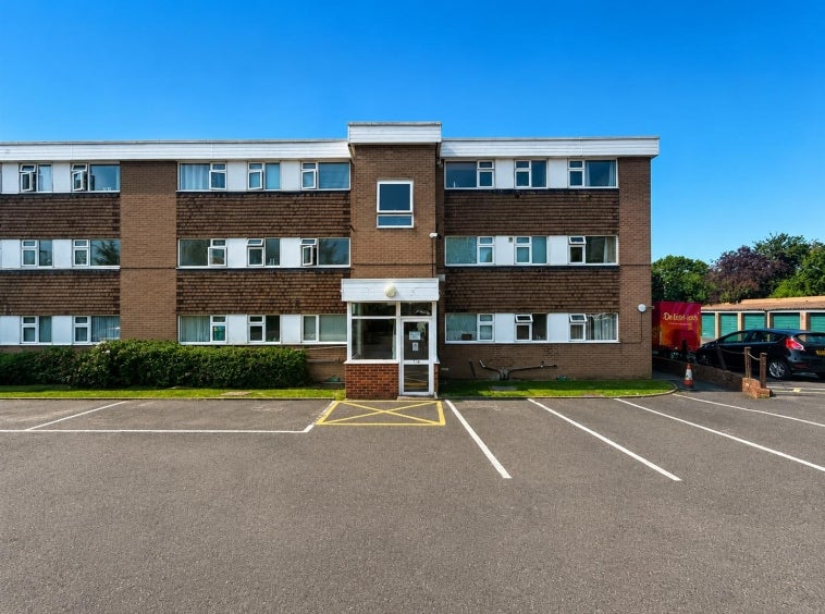 Flat Eastcote Lane in Greater London