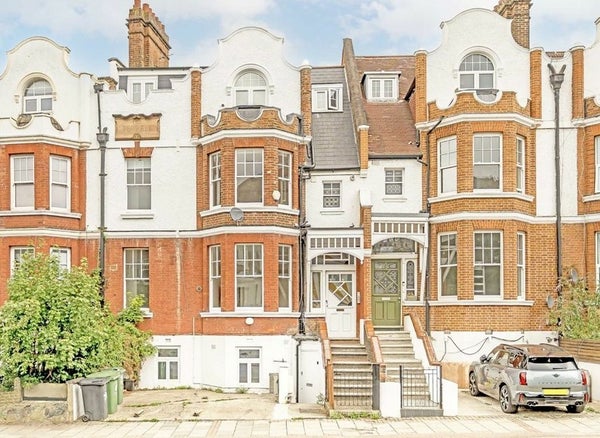 Flat Thurlow Park Road in London