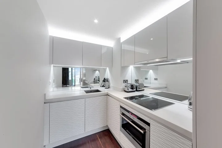 Flat Pan Peninsula Square in Greater London
