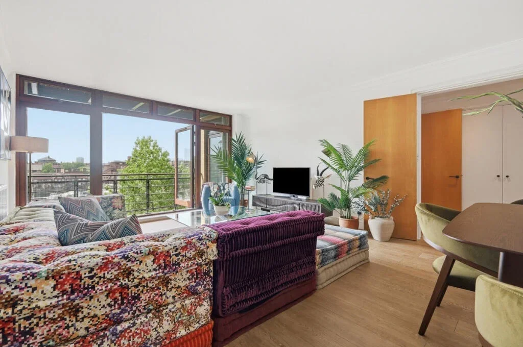 Flat Star Place in Greater London