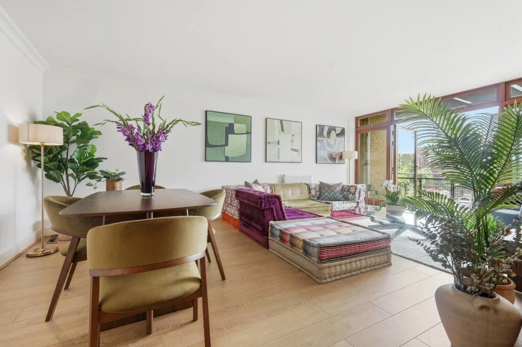 Flat Star Place in Greater London