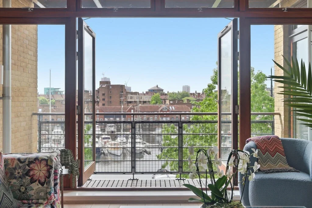 Flat Star Place in Greater London