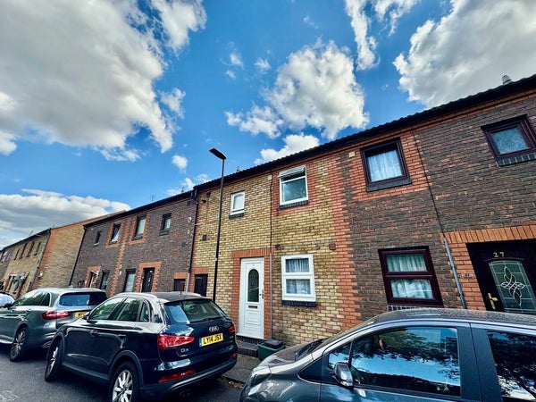 House Tyrell Close in London