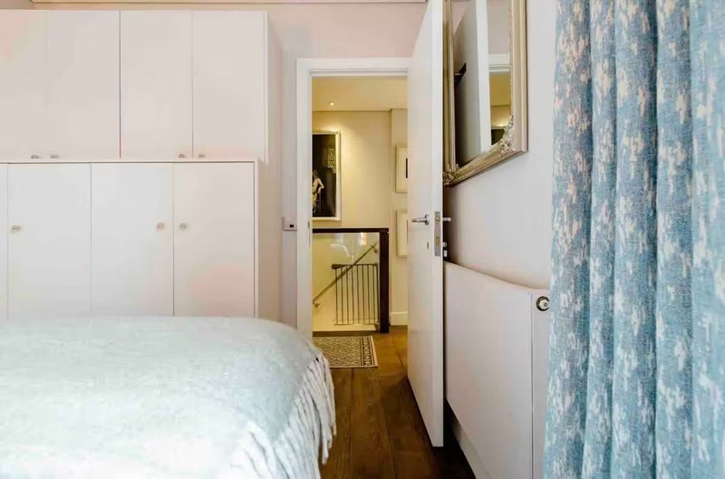 Flat Latimer Road in Greater London