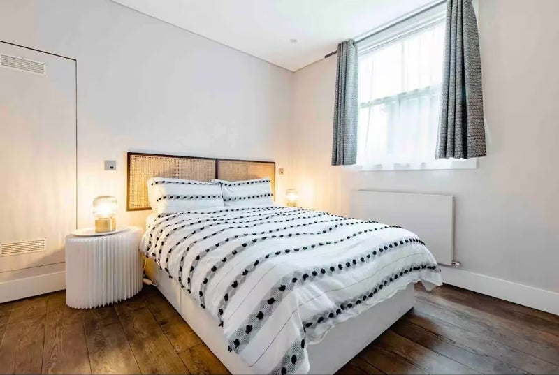 Flat Latimer Road in Greater London