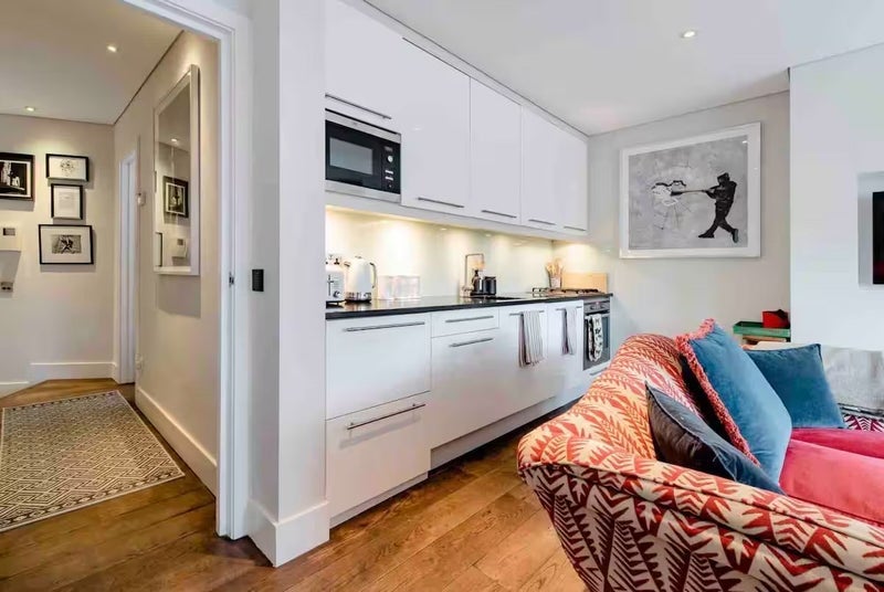 Flat Latimer Road in Greater London