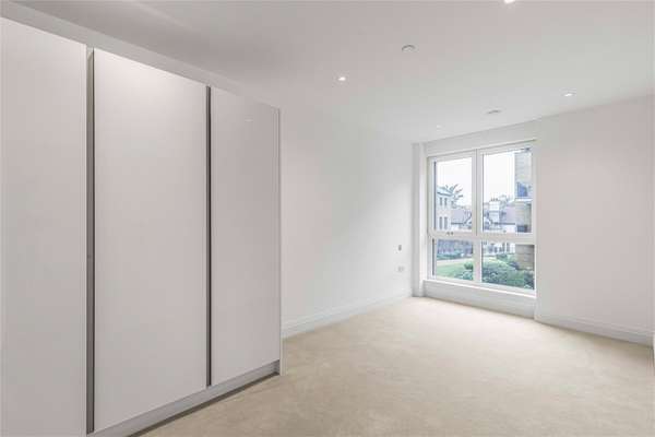 Flat Broom Road in Greater London
