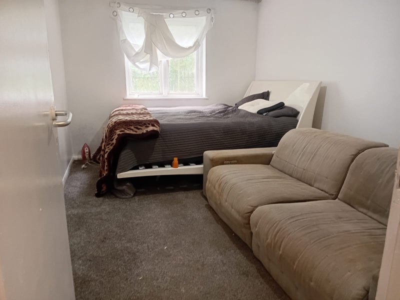 Room Mark Wade Close in Greater London