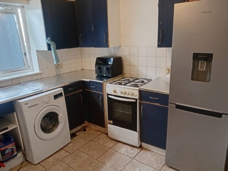 Room Mark Wade Close in Greater London