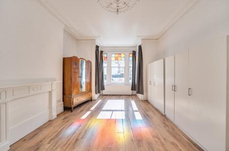 Flat Cecile Park in Greater London