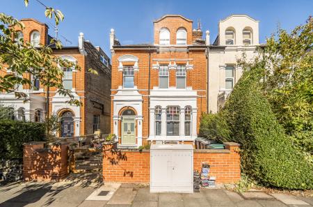 Flat Cecile Park in Greater London