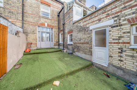 Flat Cecile Park in Greater London