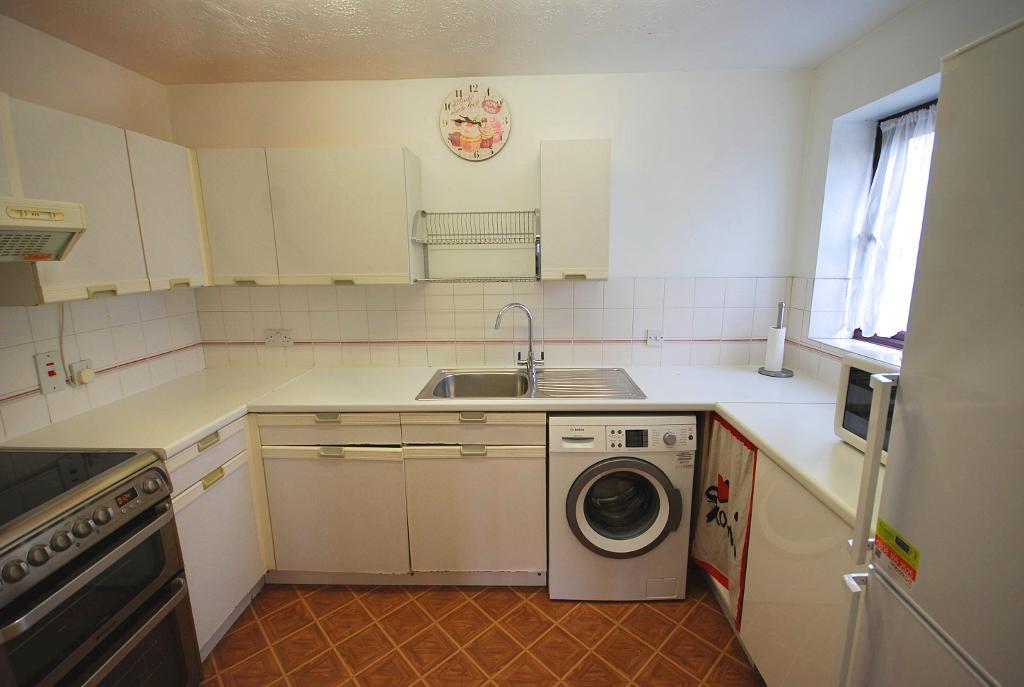 Flat Vicars Bridge Close in Greater London