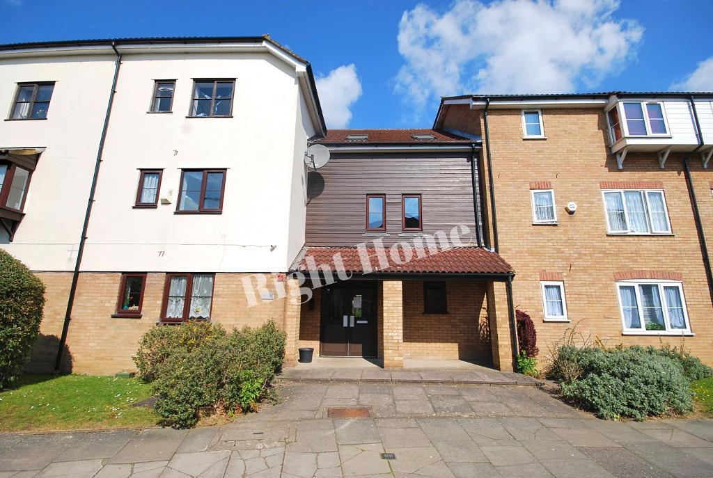Flat Vicars Bridge Close in Greater London