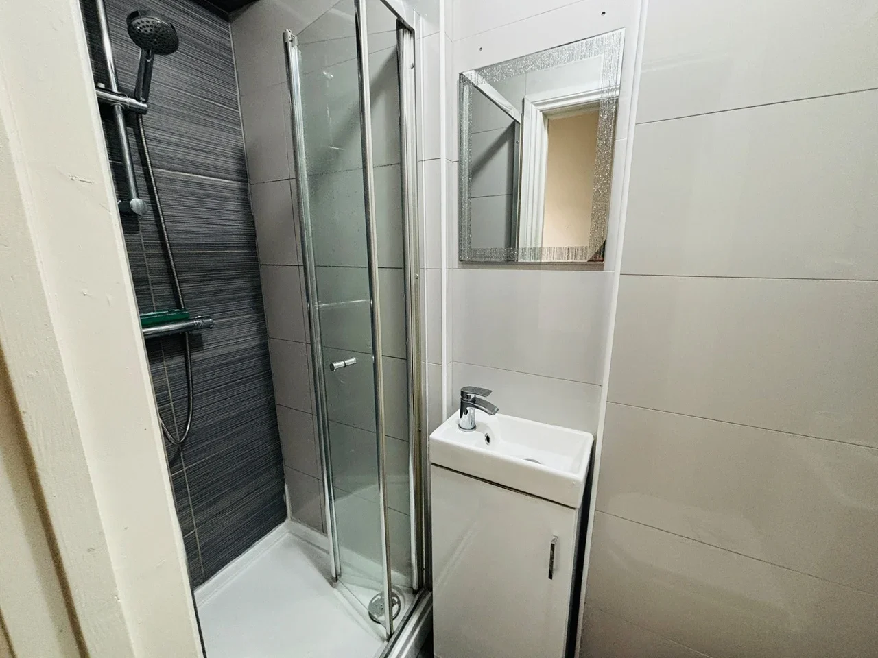 Room Langley Road in Slough
