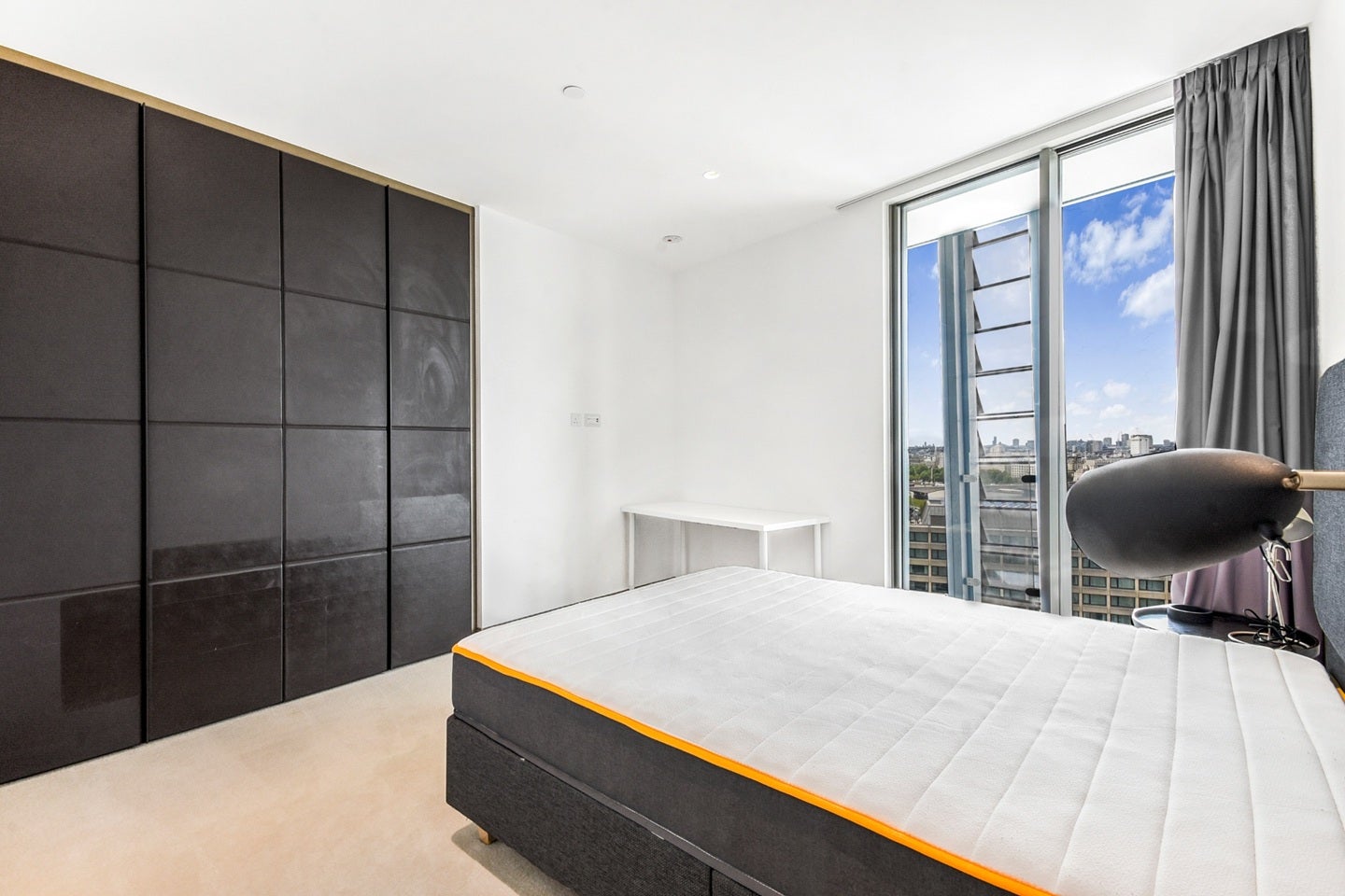 Flat Blackfriars Road in Greater London
