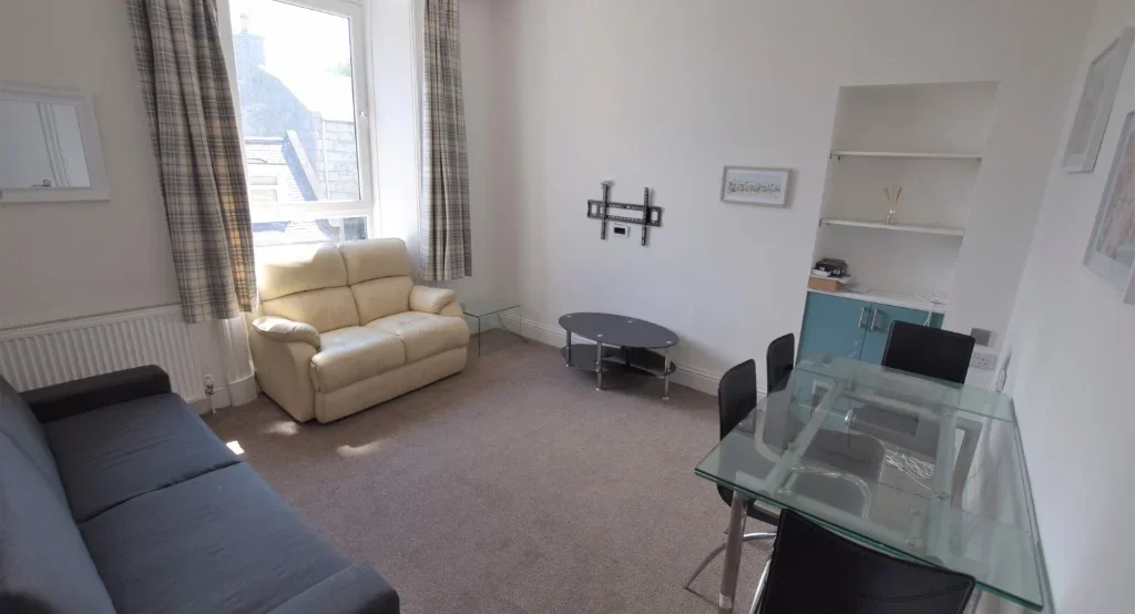 Flat Rosemount Place in Aberdeen City