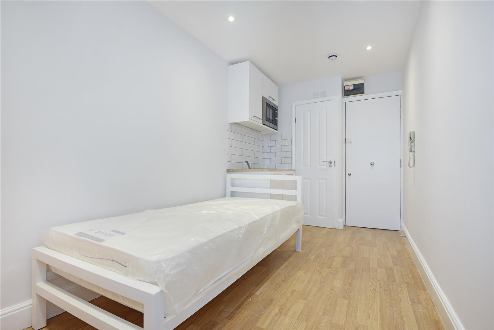 Flat Southwell Gardens in Greater London